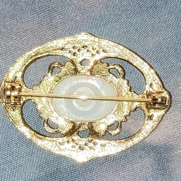 Elegant Gold and Cream Brooch - Picture 3 of 3
